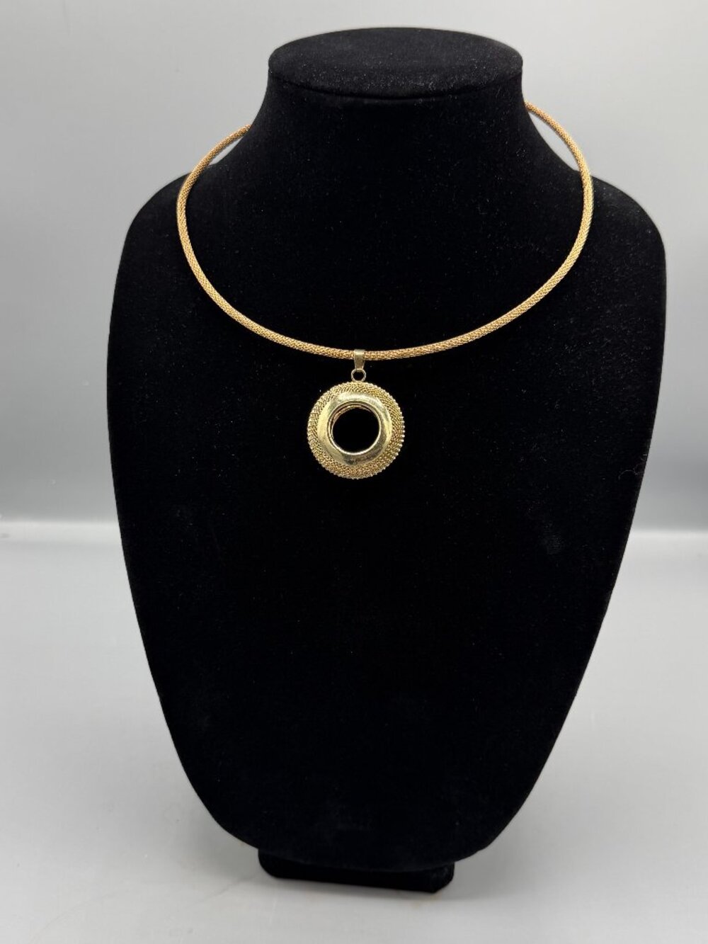 Structured Round Necklace with Pendant